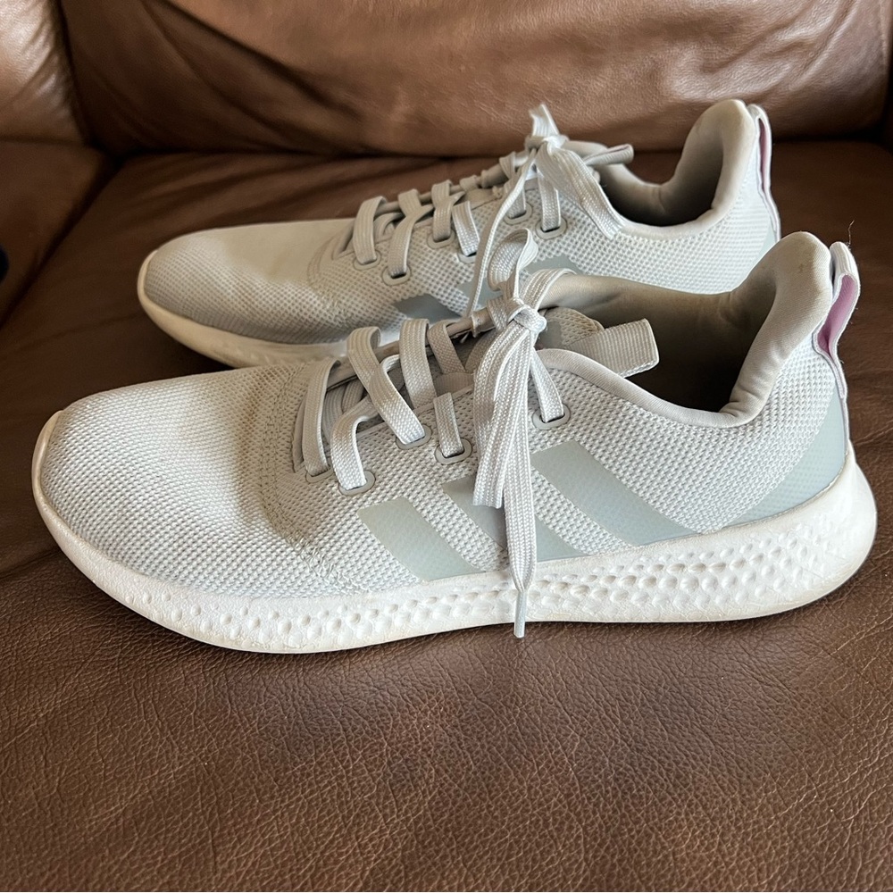 Adidas Sneaker Women size 9 👟 powder blue color.